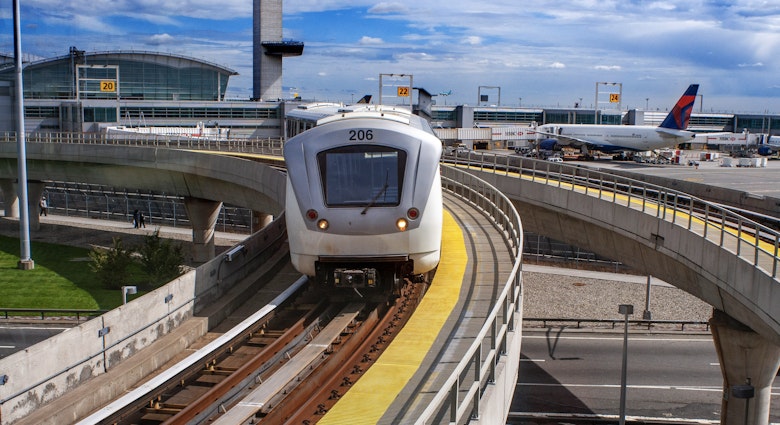NEW YORK. The AirTrain is a kind of shuttle train that connects all the airport terminals with Metro lines A in Howard Beach and the E, J and Z at Sutphin Blvd - Archer Av service is free between terminals and the connection to Metro has a cost of $ 5 added to the 2.25 subway. It always pays on time to get connected to the metro and there is a combined ticket of both costing $ 7.
1404549547
Getty, RM, Aircraft, Airplane, Person, Railway, Road, Terminal, Train, Train Station, Transportation, Vehicle